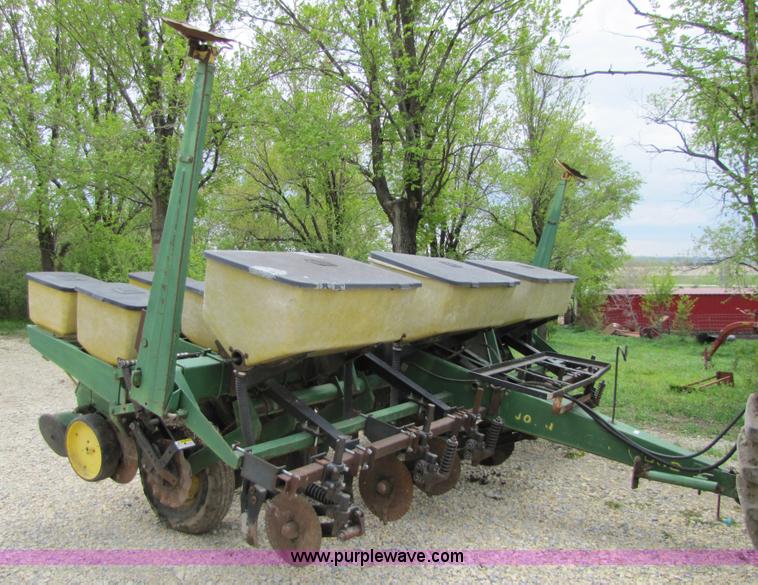 image for item 8540 John Deere 7000 six row no-till planter