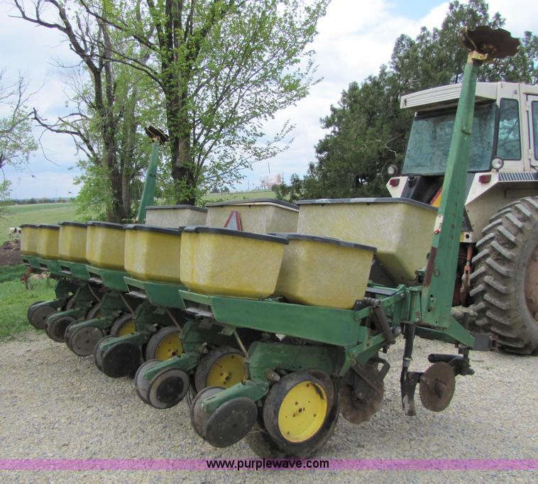 image for item 8540 John Deere 7000 six row no-till planter
