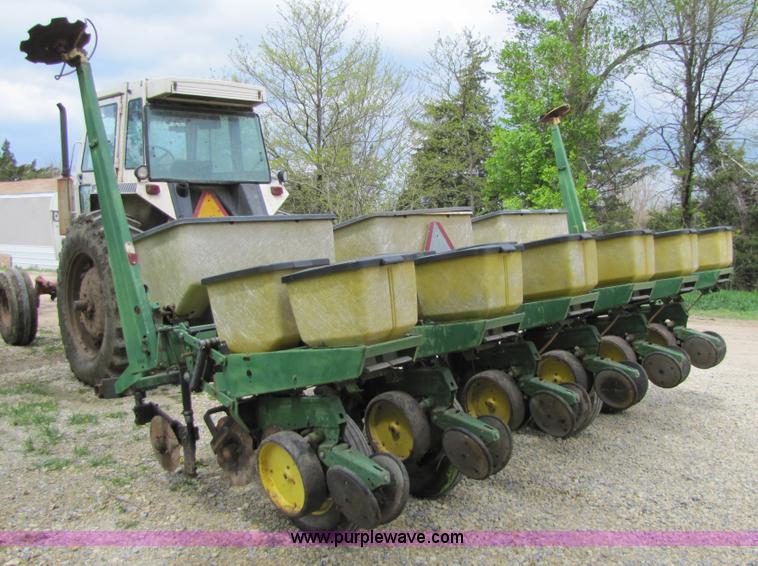 image for item 8540 John Deere 7000 six row no-till planter