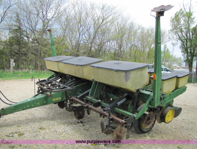 image for item 8540 John Deere 7000 six row no-till planter