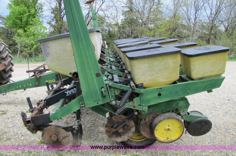 image for item 8540 John Deere 7000 six row no-till planter
