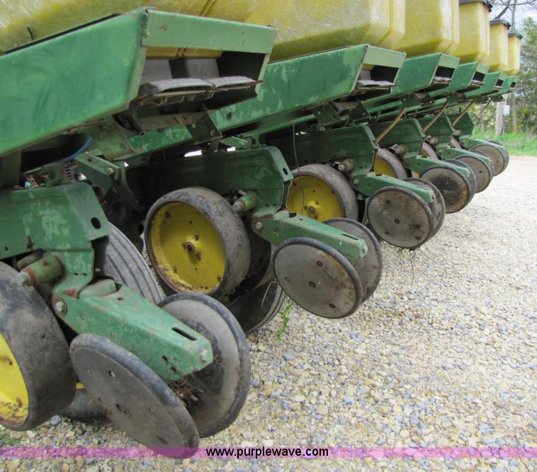 image for item 8540 John Deere 7000 six row no-till planter