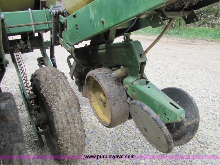 image for item 8540 John Deere 7000 six row no-till planter