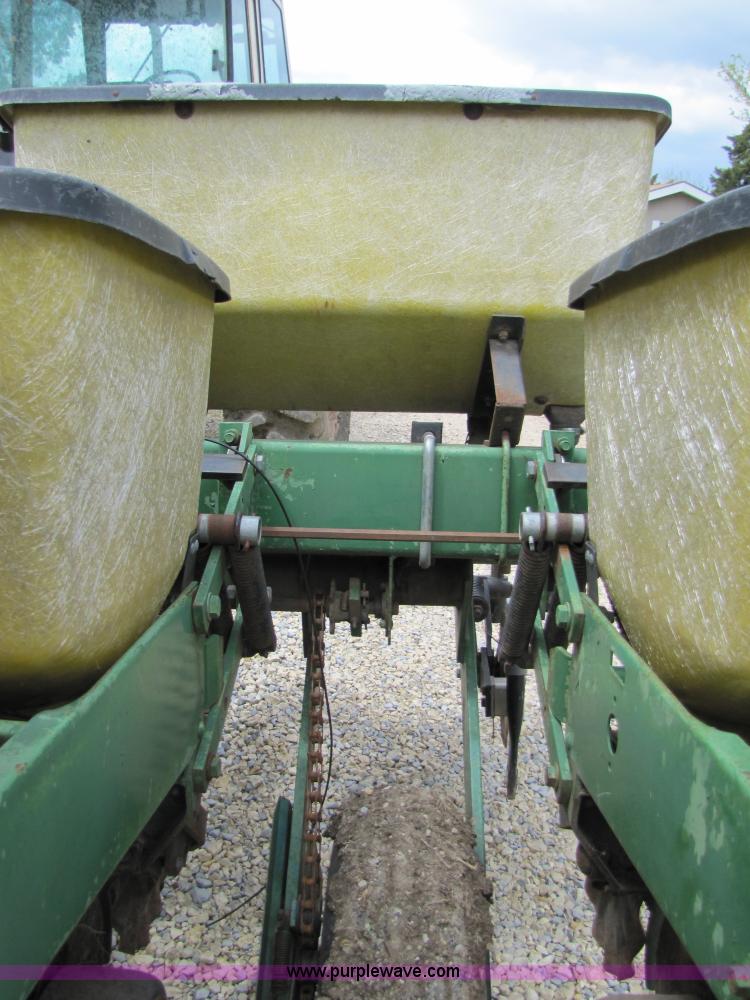 image for item 8540 John Deere 7000 six row no-till planter
