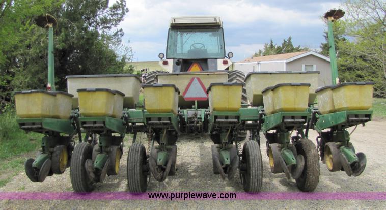 image for item 8540 John Deere 7000 six row no-till planter
