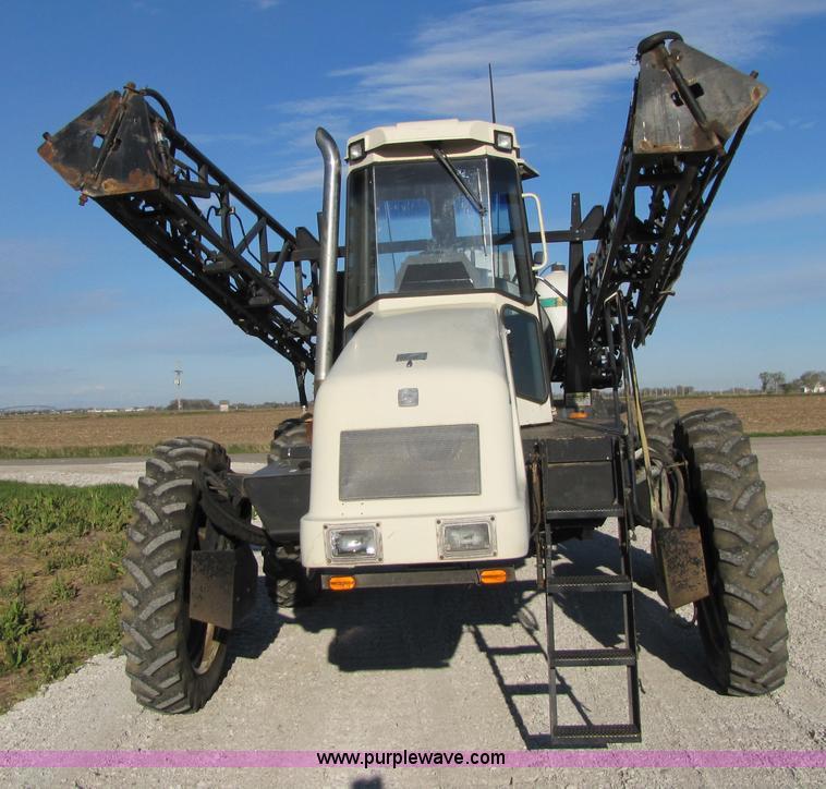 image for item 8571 1997 Willmar Ranger 7200 self propelled sprayer