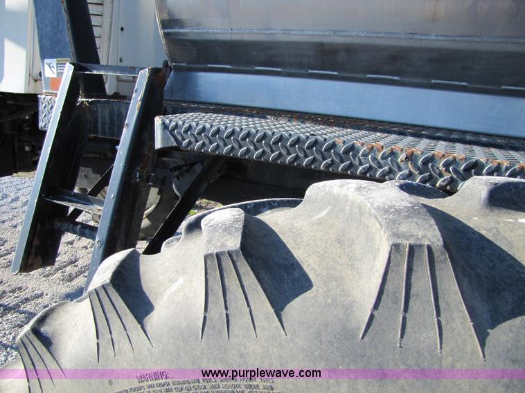 image for item 8571 1997 Willmar Ranger 7200 self propelled sprayer