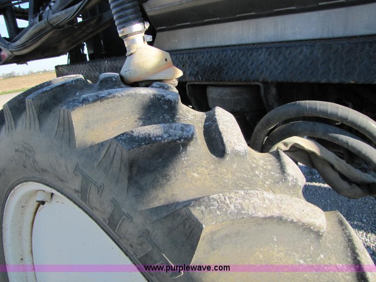 image for item 8571 1997 Willmar Ranger 7200 self propelled sprayer