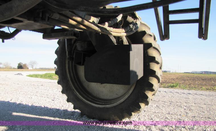 image for item 8571 1997 Willmar Ranger 7200 self propelled sprayer