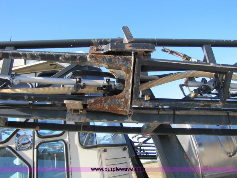 image for item 8571 1997 Willmar Ranger 7200 self propelled sprayer