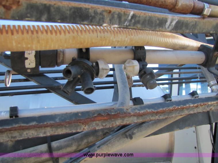 image for item 8571 1997 Willmar Ranger 7200 self propelled sprayer