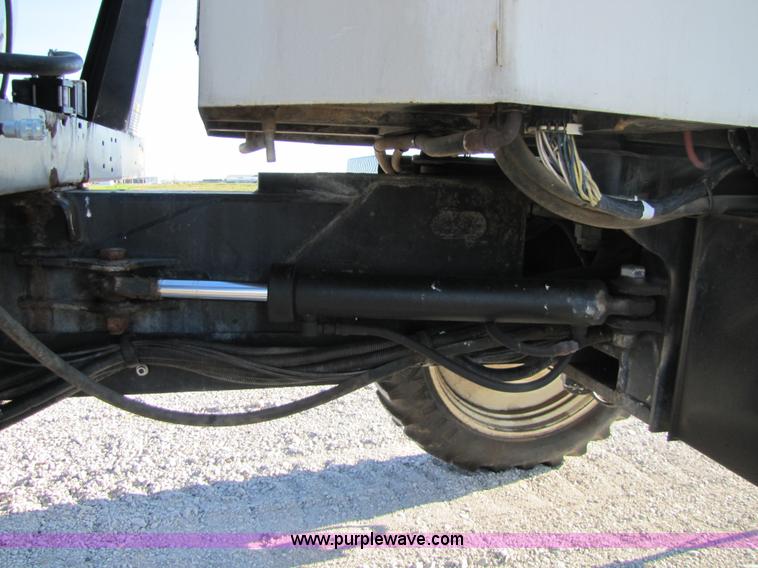 image for item 8571 1997 Willmar Ranger 7200 self propelled sprayer