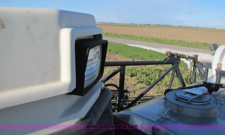 image for item 8571 1997 Willmar Ranger 7200 self propelled sprayer