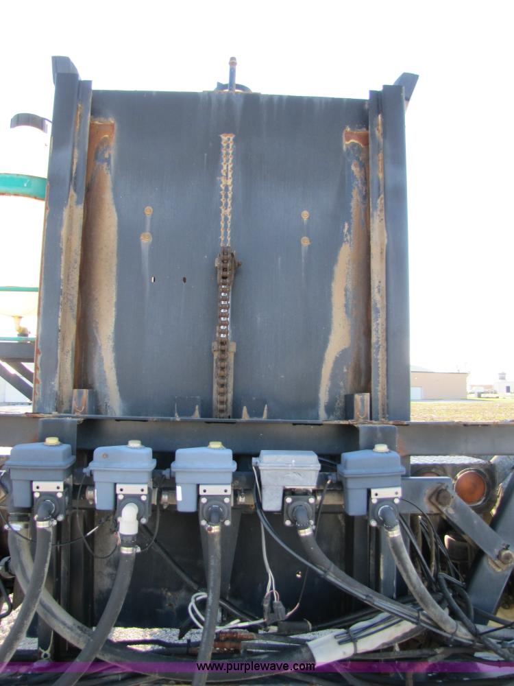 image for item 8571 1997 Willmar Ranger 7200 self propelled sprayer