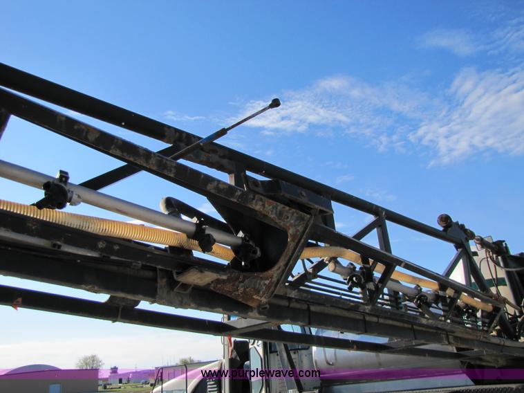 image for item 8571 1997 Willmar Ranger 7200 self propelled sprayer