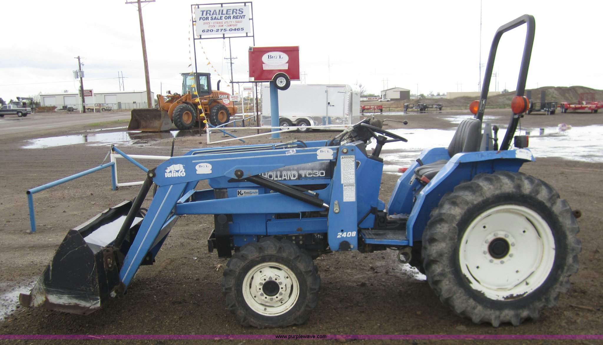 2004 New Holland TC30 MFWD tractor with loader in Garden City, KS Item 2990 sold Purple Wave
