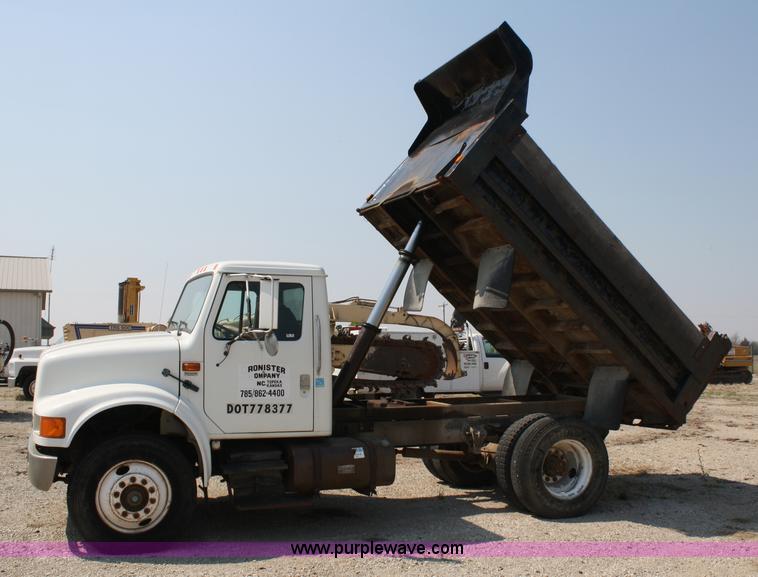 image for item 4887 1992 International 4900 dump truck
