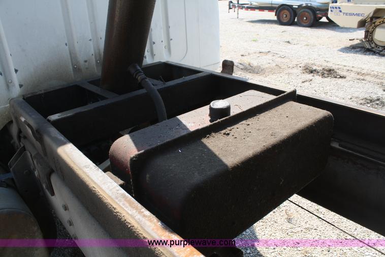 image for item 4887 1992 International 4900 dump truck