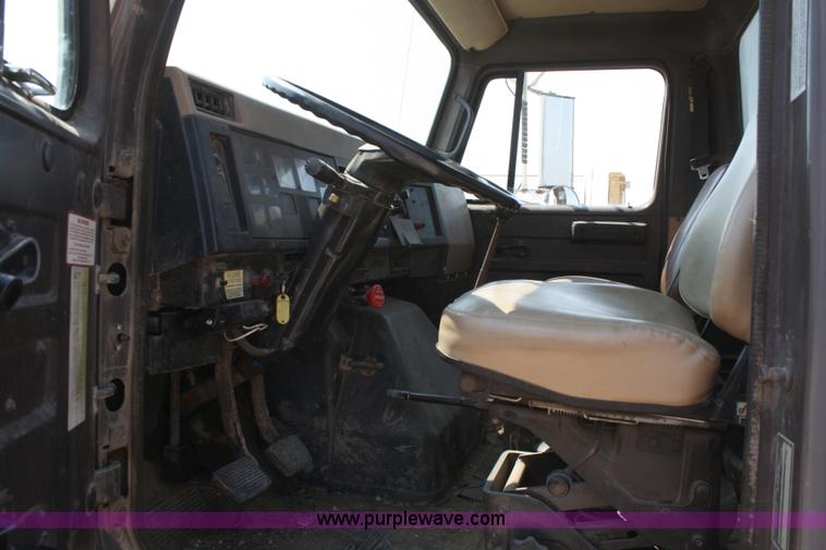 image for item 4887 1992 International 4900 dump truck