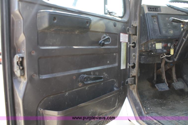 image for item 4887 1992 International 4900 dump truck