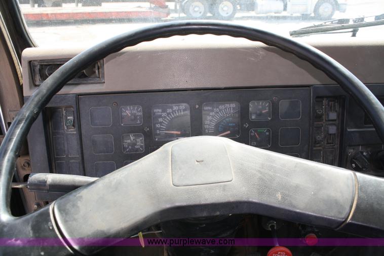 image for item 4887 1992 International 4900 dump truck