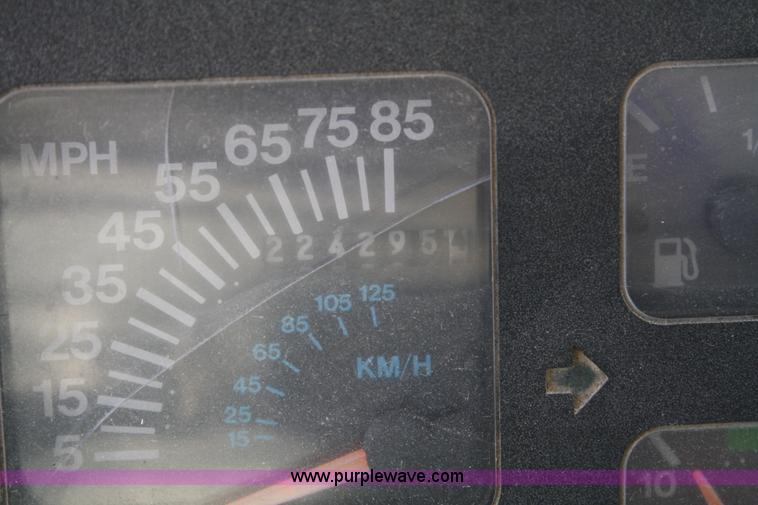 image for item 4887 1992 International 4900 dump truck