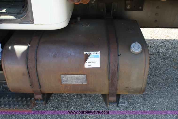 image for item 4887 1992 International 4900 dump truck