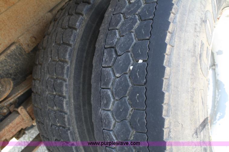 image for item 4887 1992 International 4900 dump truck