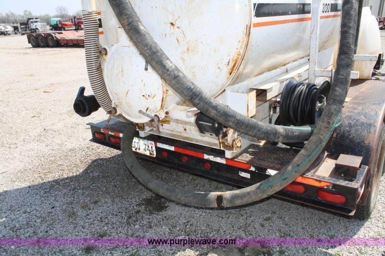 image for item 4888 2000 Maxey SPV 800 vac unit on trailer