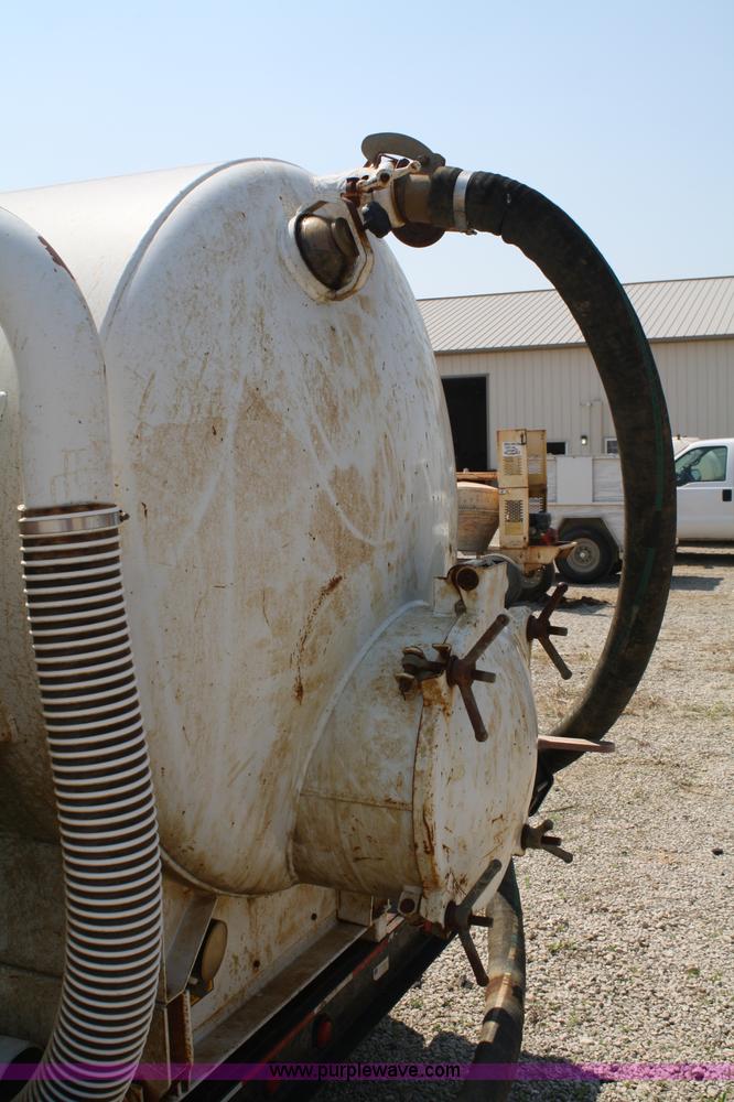 image for item 4888 2000 Maxey SPV 800 vac unit on trailer