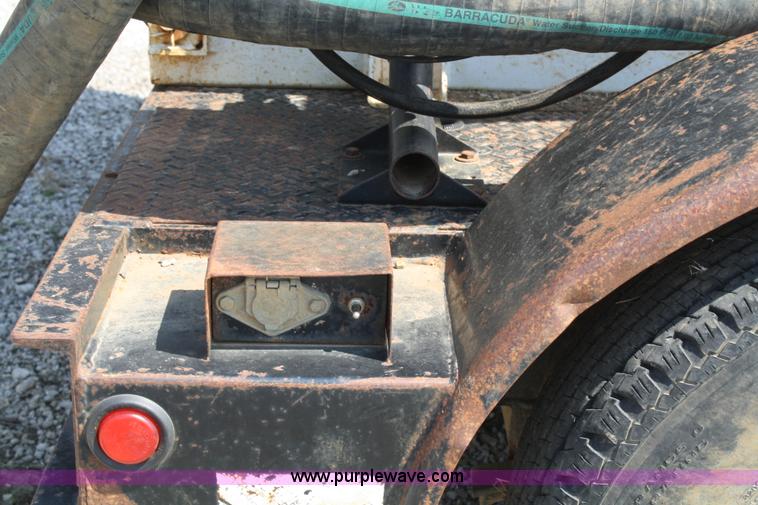 image for item 4888 2000 Maxey SPV 800 vac unit on trailer