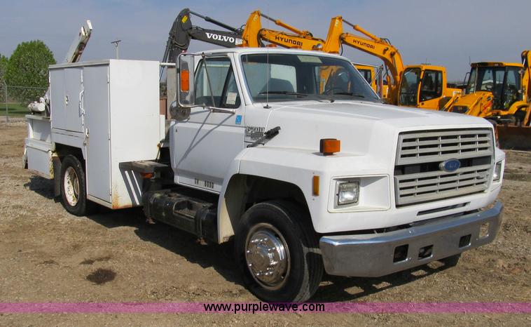 image for item 4894 1989 Ford F700 service truck