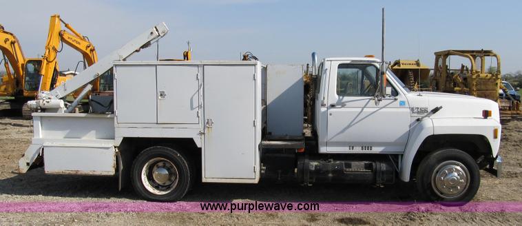 image for item 4894 1989 Ford F700 service truck