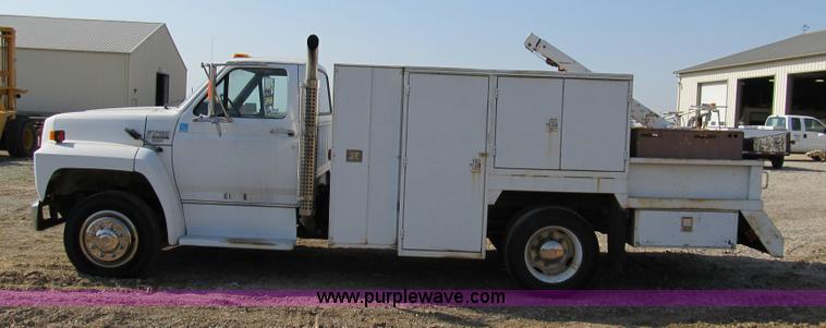 image for item 4894 1989 Ford F700 service truck