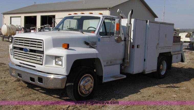 image for item 4894 1989 Ford F700 service truck