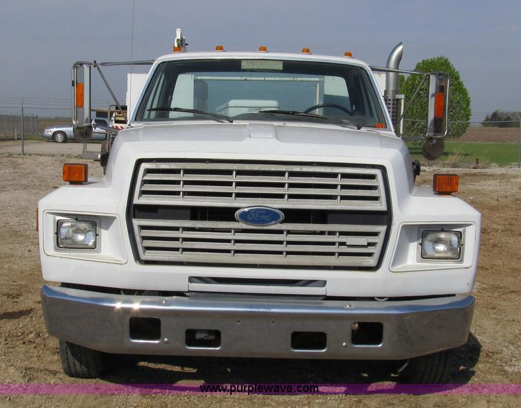 image for item 4894 1989 Ford F700 service truck