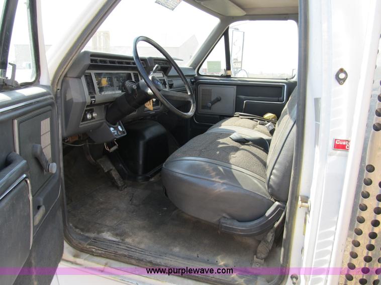 image for item 4894 1989 Ford F700 service truck