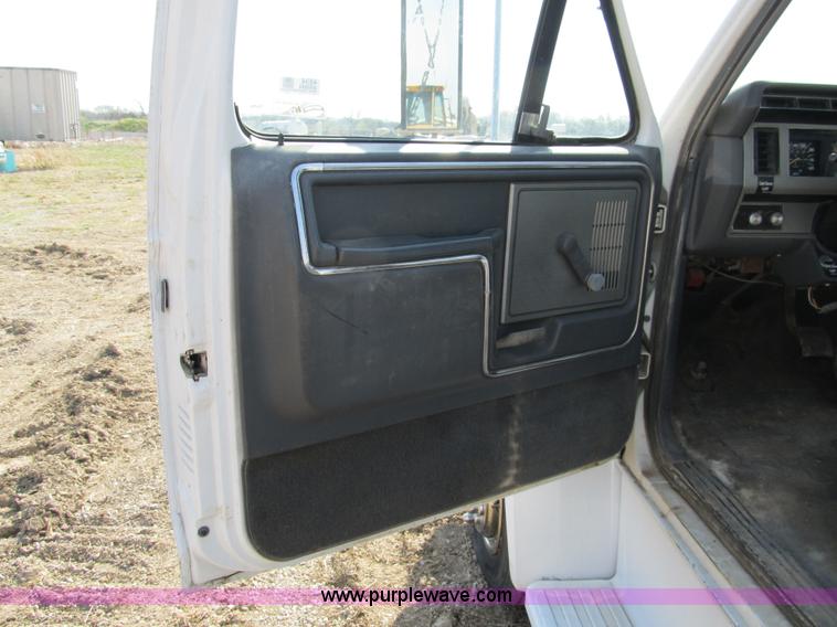 image for item 4894 1989 Ford F700 service truck