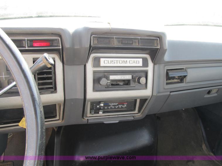 image for item 4894 1989 Ford F700 service truck