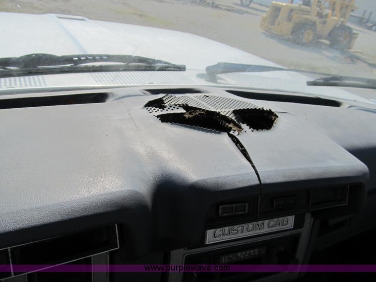 image for item 4894 1989 Ford F700 service truck