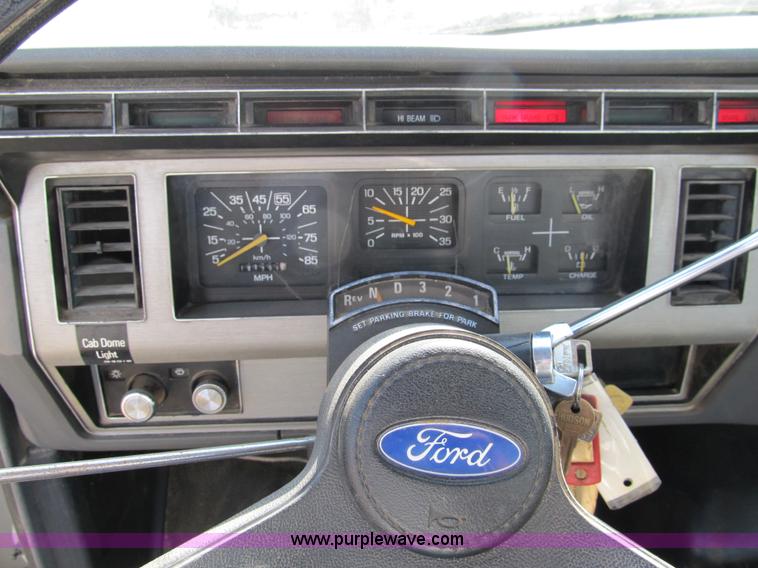 image for item 4894 1989 Ford F700 service truck