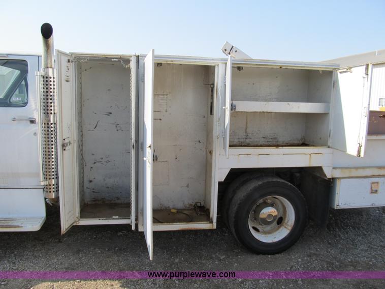 image for item 4894 1989 Ford F700 service truck