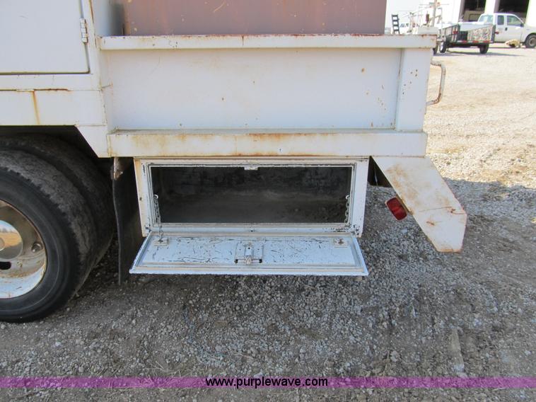 image for item 4894 1989 Ford F700 service truck