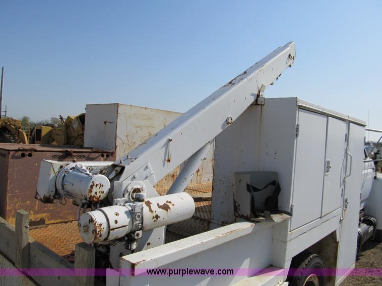 image for item 4894 1989 Ford F700 service truck