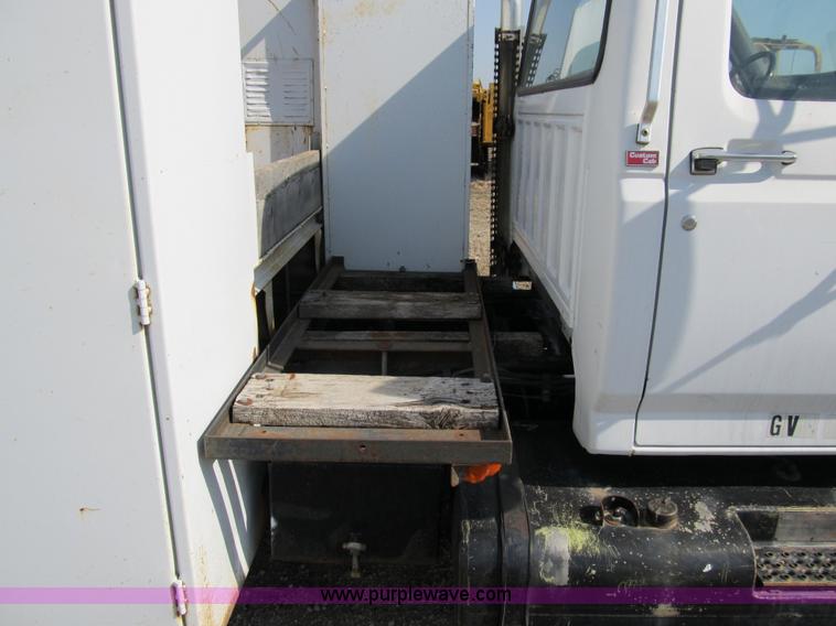 image for item 4894 1989 Ford F700 service truck