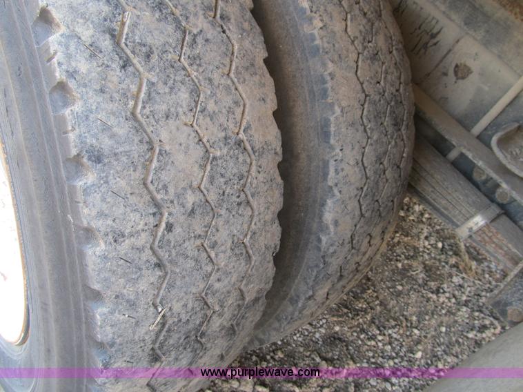 image for item 4894 1989 Ford F700 service truck