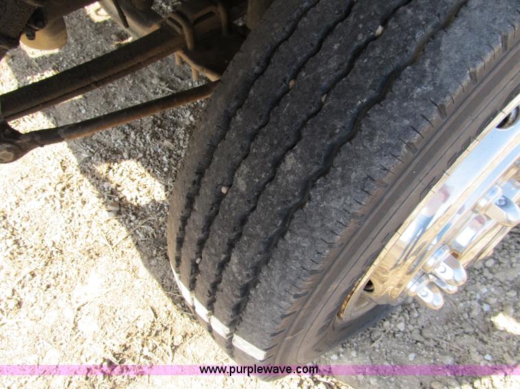 image for item 4894 1989 Ford F700 service truck