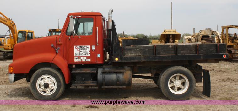 image for item 4896 1993 International 8200 flatbed semi truck