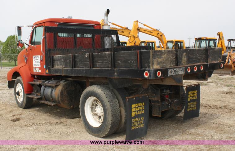 image for item 4896 1993 International 8200 flatbed semi truck