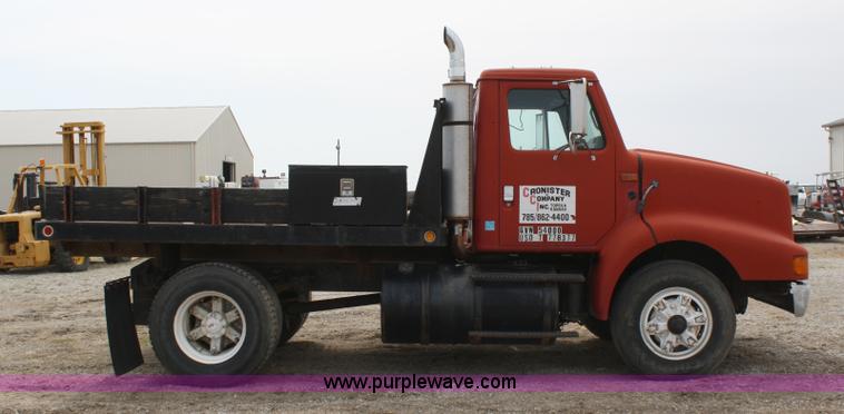 image for item 4896 1993 International 8200 flatbed semi truck